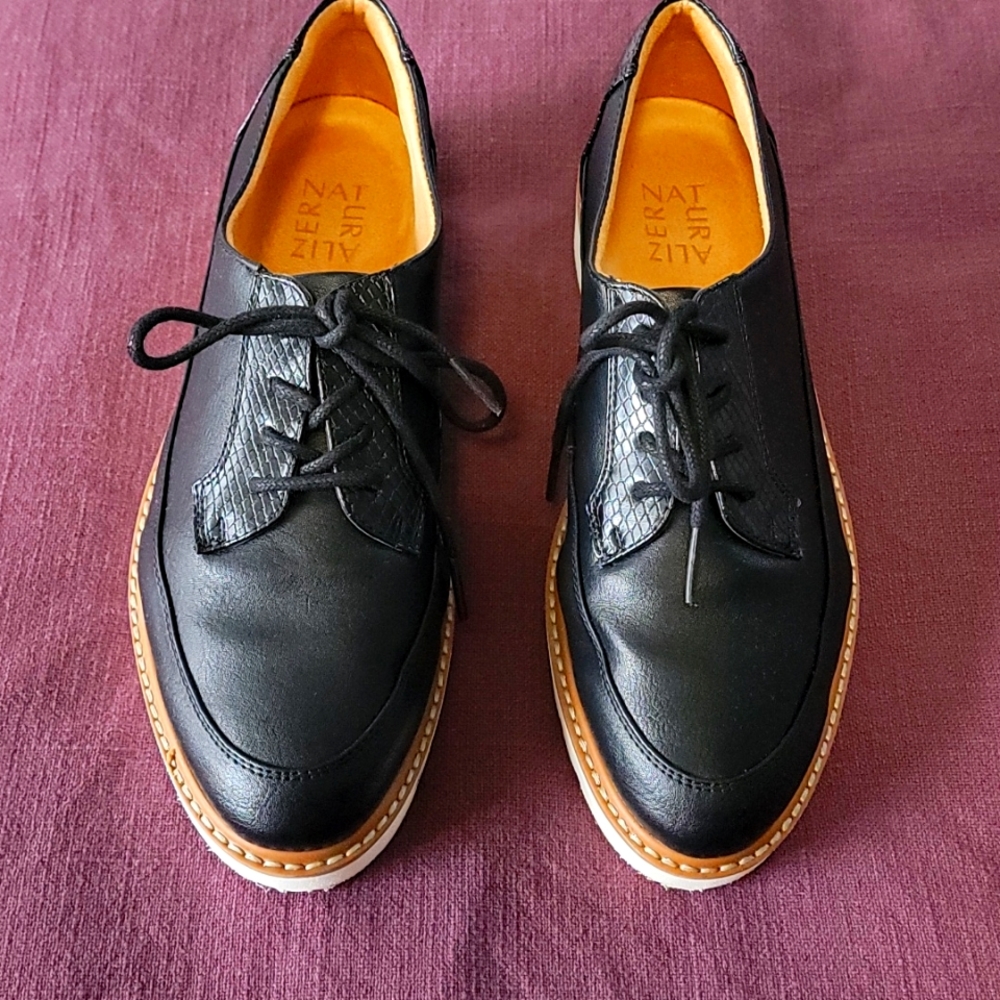 Naturalizer, Emme, Black Oxford shoe with tan trim, women's size 8